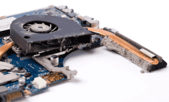 загрязненный пылью ноутбук