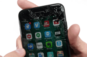 IPhone с разбитым экраном IPhone с разбитым экраном